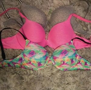 34dd victory secret Bras like new!